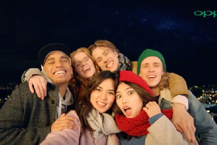 Raisa dan Isyana melakukan group selfie dengan Oppo F3 Plus