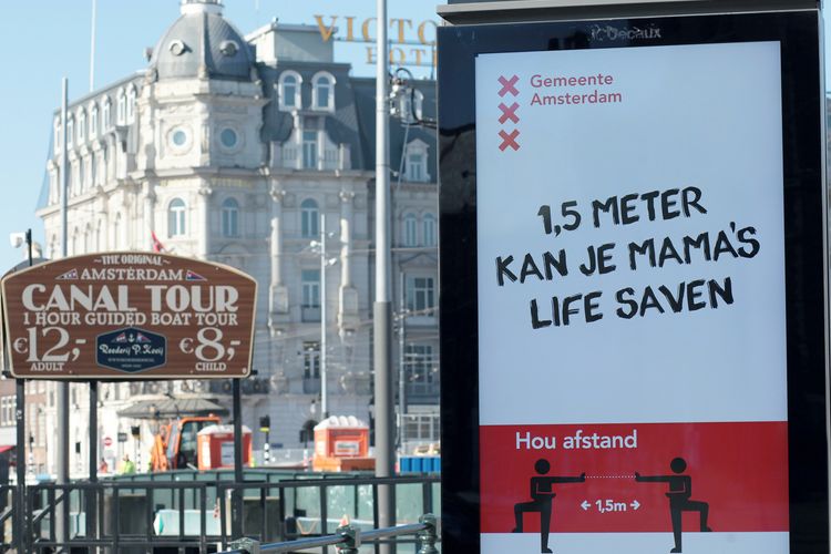 Jalanan di Amsterdam yang sepi karena adanya karantina untuk mencegah penyebaran virus corona. Terlibat sebuah iklan layanan masyarakat dari Pemerintah Belanda mengingatkan untuk menjaga jarak.