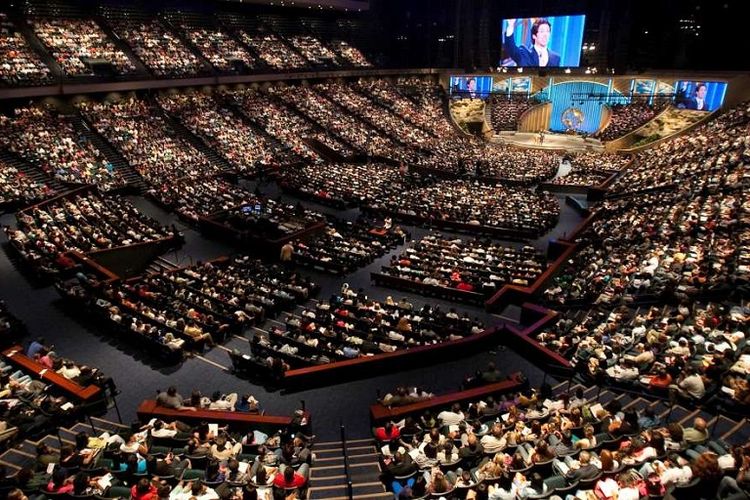 Interior Gereja Mega Lakewood di Houston, Texas, Amerika Serikat