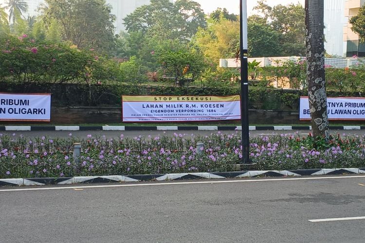 Spanduk Eigendom Verponding R.M Koesen Terpasang di Depan Hotel Sultan, Begini Kata Pemerintah