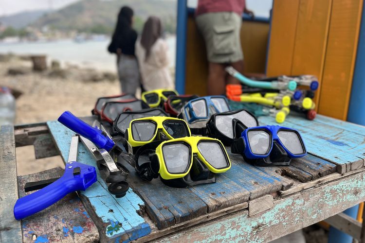 Penyewaan alat snorkeling di Pulau Merak Kecil, Selasa (14/11/2023).