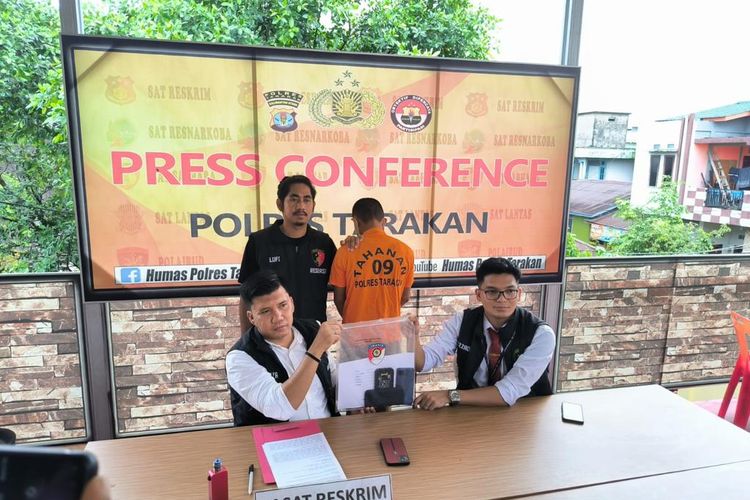 Pers rilis kasus penyebaran video dan foto bugil pelajar SMA di Tarakan Kaltara. Pelaku menyebarnya di grup medsos karena tak terima diputus korban