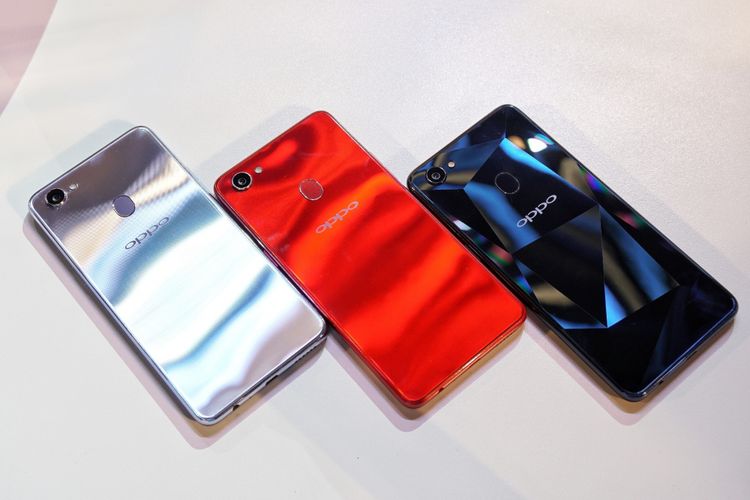 Tiga warna Oppo F7 dari sisi belakang. Dari kiri ke kanan: Moonlight Silver, Solar Red, dan Diamond Black.