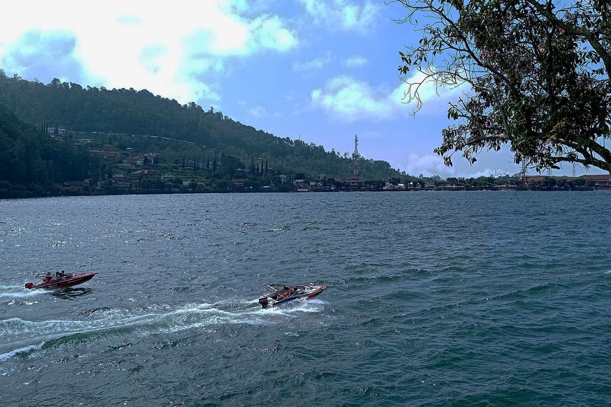 Destinasi Wisata Telaga Sarangan masih menjadi andalan pergerakan ekonomi bagi masyarakat Magetan. Pemerintah daerah berencana akan membangun kereta gantung untuk menambaha wahana di Telaga Sarangan.