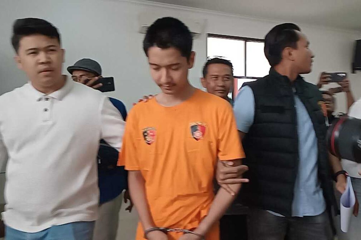 Armor Toreador (25), tersangka kasus kekerasan dalam rumah tangga atau KDRT terhadap istrinya, Cut Intan Nabila saat digiring polisi di Mapolres Bogor, Cibinong, Kabupaten Bogor, Jawa Barat, Rabu (14/8/2024).