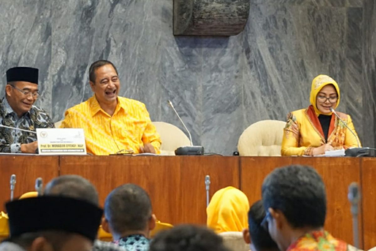 Mendikbud Muhadjir Effendy kembali menegaskan perihal pengangkatan guru hononer dalam acara Seminar Nasional Kebijakan Penuntasan Guru Honorer K-2, di Gedung Nusantara DPR RI, Jakarta, Selasa (09/10/2018).