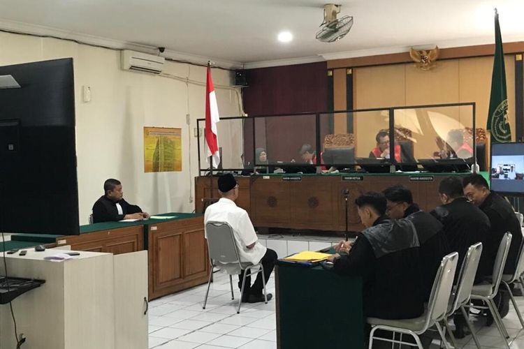 Mantan Kadispertaru DIY saat menjalani sidang perdana pada kasus mafia tanah kas desa di PN Yogyakarta, Selasa (7/11/2023)