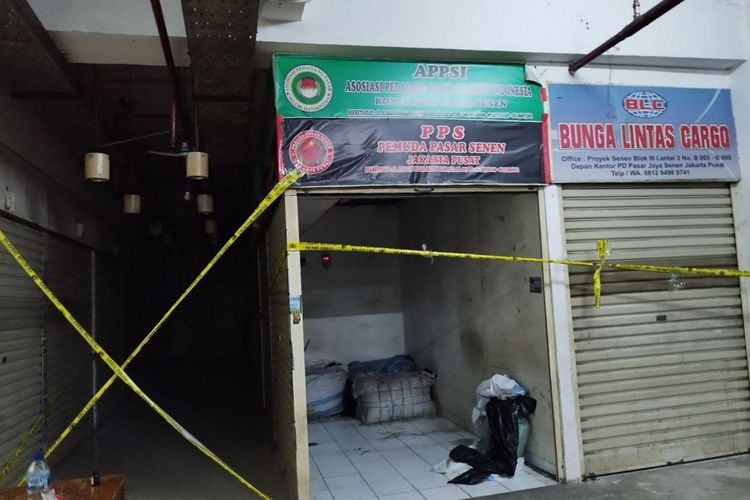 Sebanyak 19 gudang baju impor bekas di Pasar Senen, Jakarta Pusat, digerebek oleh kepolisian, Senin (20/3/2023). (KOMPAS.com/XENA OLIVIA)
