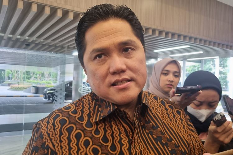 Menteri BUMN sekaligus Menteri Koordinator Bidang Kemaritiman dan Investasi Ad Interim Erick Thohir  saat ditemui di Gedung Kementerian BUMN, Jakarta, Kamis (23/11/2023).