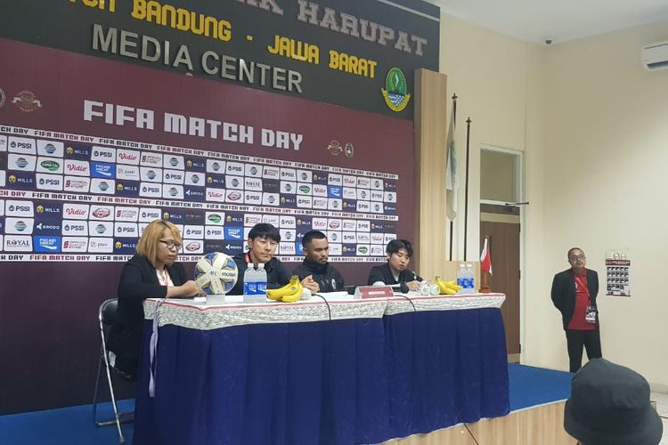 Pelatih Shin Tae-yong meminta maaf pada fans Indonesia lantaran tidak bisa memberikan poin penuh pada laga kontra Bangladesh di Stadion Si Jalak Harupat pada Rabu (1/6/2022)