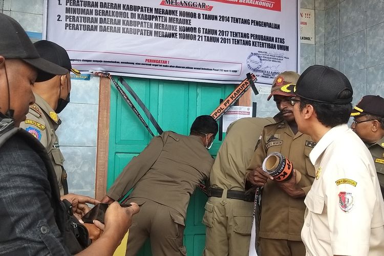 foto Petugas Satpol Pp saat melakukan penyegelan