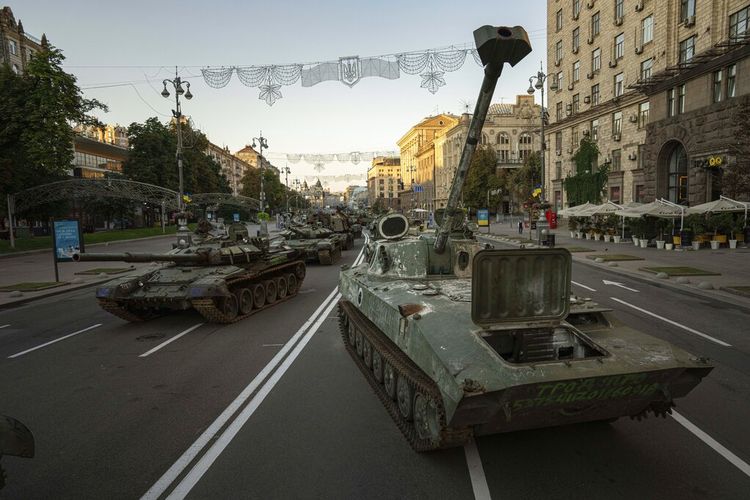Kendaraan militer Rusia yang hancur dipamerkan di pusat kota Kyiv, Ukraina, Rabu, 24 Agustus 2022.