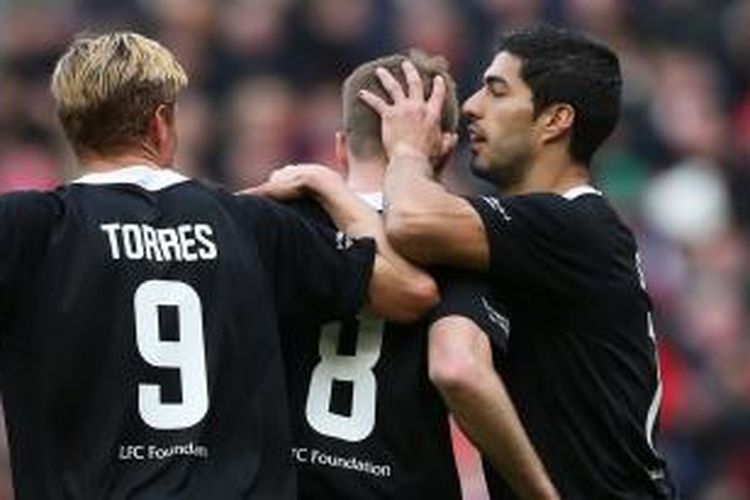 Dari kiri ke kanan: Fernando Torres, Steven Gerrard, Luis Suarez, dalam laga amal bertajul Liverpool Charity Match di Anfield, Minggu (29/3/2015).