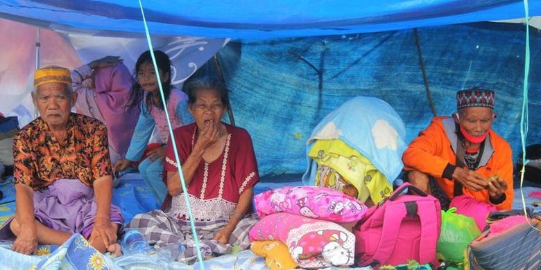 Sejumlah warga mengungsi di ketinggian di Mamuju Sulawesi Barat, Sabtu (15/1/2021).