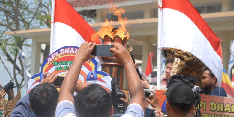 Umat Buddha melakuan ritual pengambilan Api Dharma Waisak di obyek wisata Api Abadi Mrapen, Desa Manggarmas, Kecamatan Godong, Kabupaten Grobogan, Jawa Tengah, Senin (1/6/2015). 