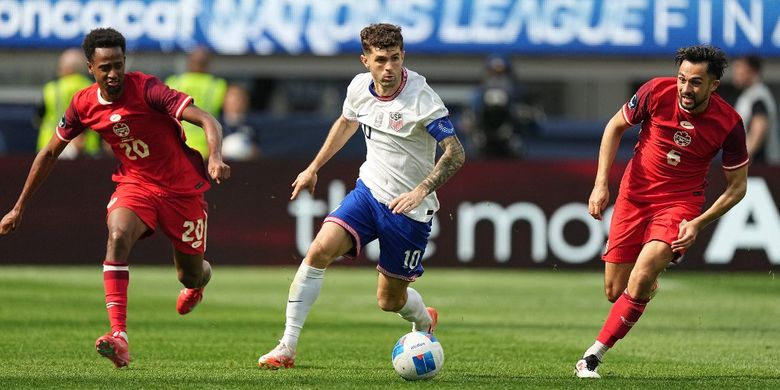 Christian Pulisic dari timnas Amerika Serikat mengontrol bola melawan Ali Ahmed (Kiri) #20 dan Niko Sigur #6 dari Kanada selama babak pertama pertandingan perebutan tempat ketiga Liga Bangsa-Bangsa CONCACAF di Stadion SoFi pada tanggal 23 Maret 2025 di Inglewood, California.
