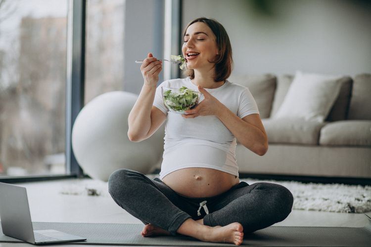Ilustrasi ibu hamil dengan ambeien sebaiknya mengonsumsi banyak makanan berserat