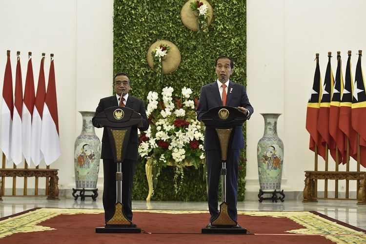 Presiden Joko Widodo (kanan) bersama Presiden Timor Leste Francisco Guterres Lu Olo menyampaikan keterangan pers bersama saat kunjungan kenegaraan di Istana Bogor, Jawa Barat, Kamis (28/6). Kedua negara memulai negosiasi terkait perjanjian promosi dan perlindungan investasi serta perjanjian penghindaraan pengenaan pajak berganda, serta peningkatan konektivitas. 