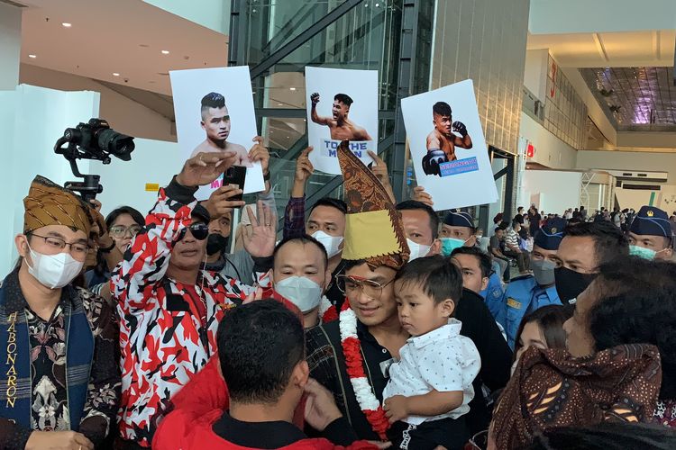 Jeka Saragih saat tiba di Indonesia, tepatnya di Terminal 3 Bandara Soekarno-Hatta pada Selasa (25/10/2022). Ia  sudah merampungkan pertandingan semifinal road to UFC.