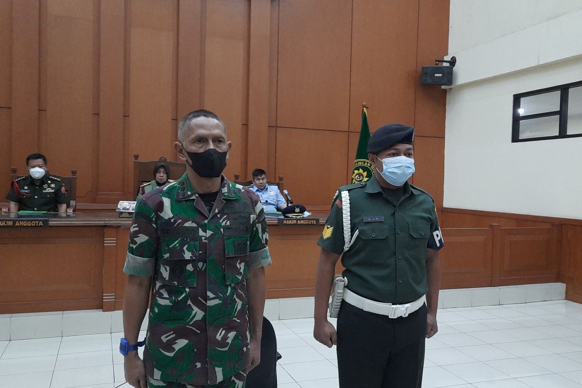 Terdakwa kasus penabrakan sejoli Handi Saputra (17) dan Salsabila (14), Kolonel Infanteri Priyanto (kiri), dituntut pidana penjara seumur hidup. Tuntutan dibacakan oditur militer di Pengadilan Militer Tinggi II, Cakung, Jakarta Timur, Kamis (21/4/2022).