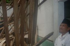 Atap Sekolah Ambruk, Siswa Belajar di Mushala Pakai Meja Pingpong