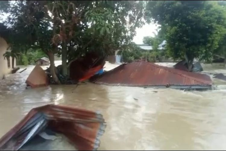 Rumah warga hancur akibat banjir di Desa Meunasah Mancang, Kecamatan Lhoksukon, Aceh Utara, Provinsi Aceh, Senin (10/10/2022)