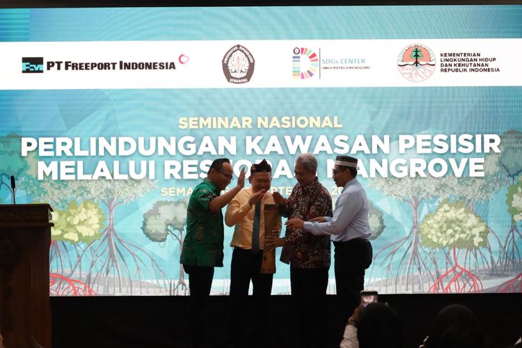 Pembukaan seminar nasional Perlindungan Kawasan Pesisir Melalui Restorasi Mangrove ditandai pemukulan tifa secara simbolis oleh (kiri-kanan) VP Environmental PTFI Gesang Setyadi, Wakil Rektor IV UNDIP bidang Riset, Inovasi dan Kerjasama Wijayanto, Dirjen PPKL KLHK Sigit Reliantoro, Dekan Fakultas Perikanan dan Ilmu Kelautan UNDIP Prof. Agus Trianto