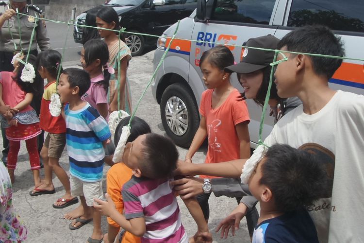 Anak-anak sedang bermain di tempat pengungsian didampingi sejumlah Polwan. Permainan diyakini dapat menghibur anak-anak yang jenuh di pengungsian.