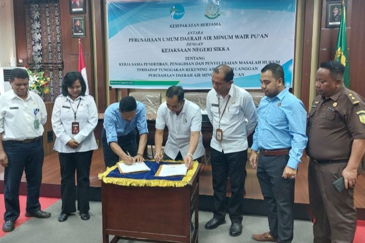 Penandatanganan MoU antara Perusahaan Umum Daerah Air Minum (Perumda) Wairpuan dan Kejari Sikka di Kantor Kejari Sikka, Rabu (23/8/2023).