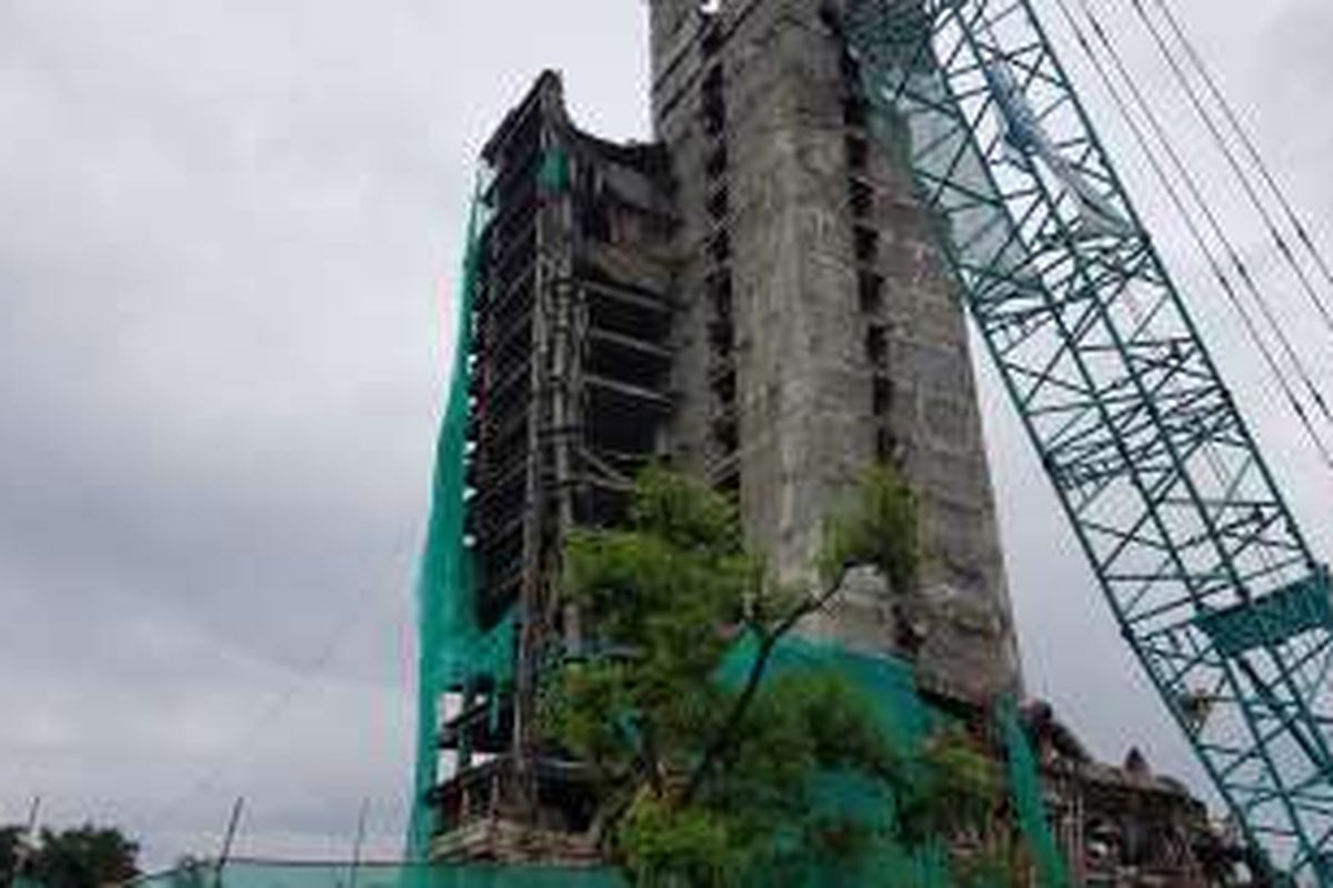 Kondisi gedung Panin Bank pasca perobohan tahap dua di Bintaro Sektor 7, Tangerang Selatan, Minggu (23/10/2016). 50 persen dari bangunan tersebut telah dirobohkan, menyisakan bagian inti atau core gedung.