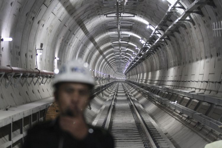 Pekerja berjaga di terowongan proyek pengerjaan Mass Rapid Transit (MRT) Stasiun Senayan di Jakarta, Senin (11/6). Progres pembangunan MRT Jakarta fase I yang menghubungkan Lebak Bulus hingga Bundaran HI sudah mencapai 94,19 persen dan akan diuji coba pada Agustus 2018. ANTARA FOTO/Dhemas Reviyanto/kye/18