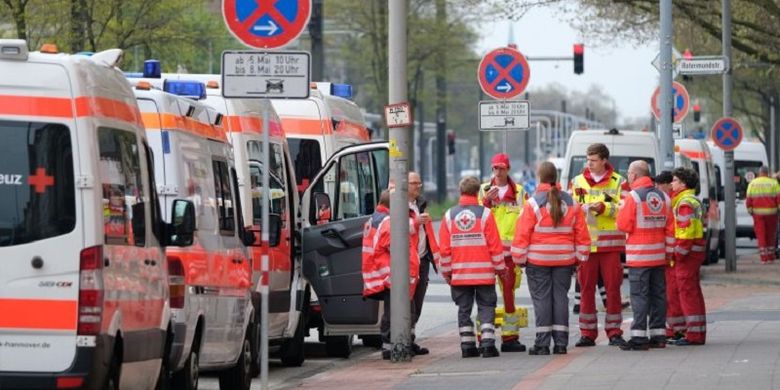 Ambulans disiagakan pada Minggu, 7 Mei 2017 di Hannover, Jerman, selama proses evakuasi terkait penjinakan lima bom sisa Perang Dunia II. Polisi mengevakuasi 50.000 orang dari sekitar lokasi bom.