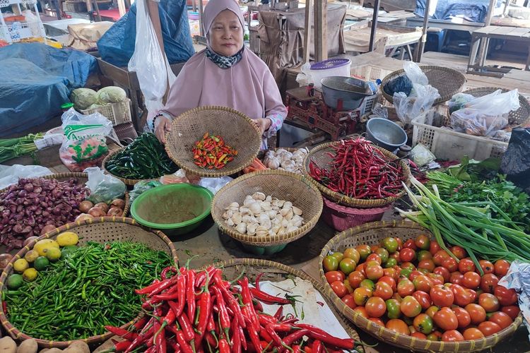 Hariyanti, salah satu pedagang cabai, sayur dan bumbu dapur lainnya di Pasar Sumber Kabupaten Cirebon Jawa Barat, menyampaikan kenaikan harga cabai rawit merah yang mencapai Rp100.000 pada Jumat (10/3/2023)