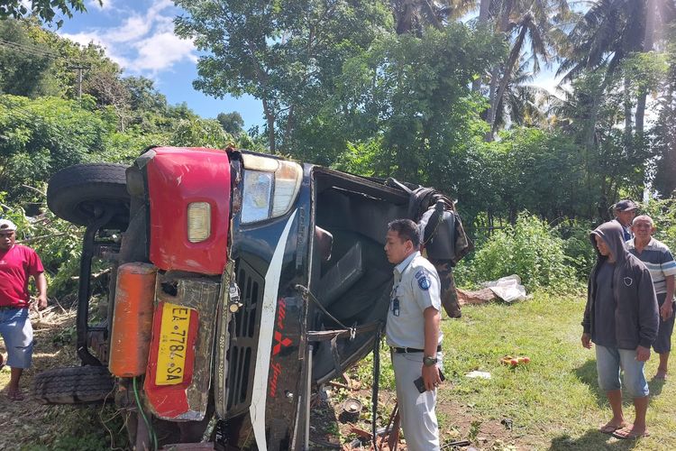 Bus terguling di Desa Labuhan Jambu, Kecamatan Tarano 
