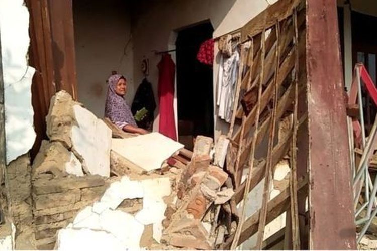 Sebagian penduduk Banten lari keluar rumah saat gempa melanda wilayah mereka, Jumat (02/08). 