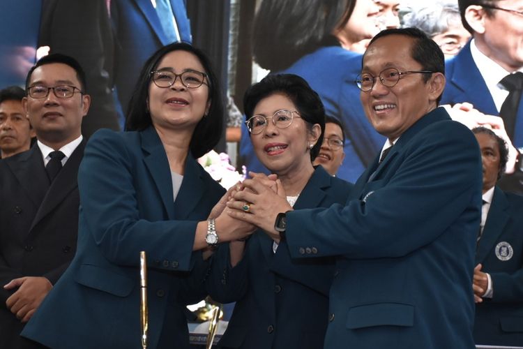 Gubernur Jawa Barat Ridwan Kamil (kiri) dan tokoh Jabar Popong Otje Djundjunan (ketiga dari kiri) mendampingi Rektor ITB terpilih yang baru Prof. Reini Wirahadikusumah, Ph.D (kedua dari kiri) yang didampingi pejabat Rektor sebelumnya Prof. Prof. Kadarsah Suryadi. 
