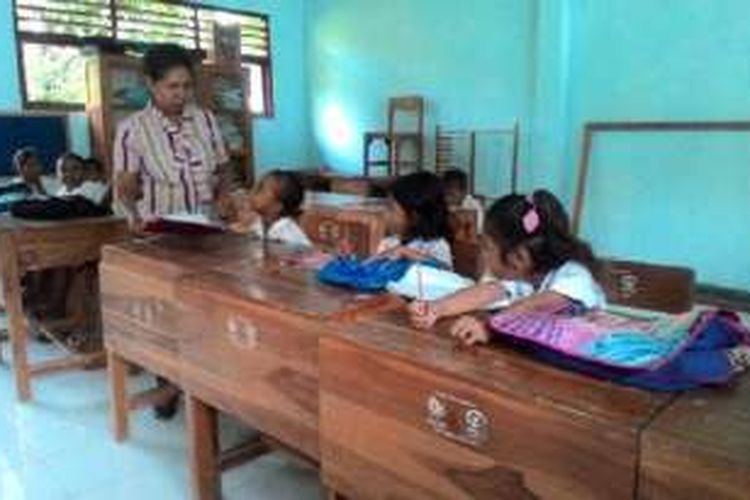 Adi Meliyati Tameno, saat sedang mengajar murid kelas I SD Negeri Oefafi, Kabupaten Kupang, NTT