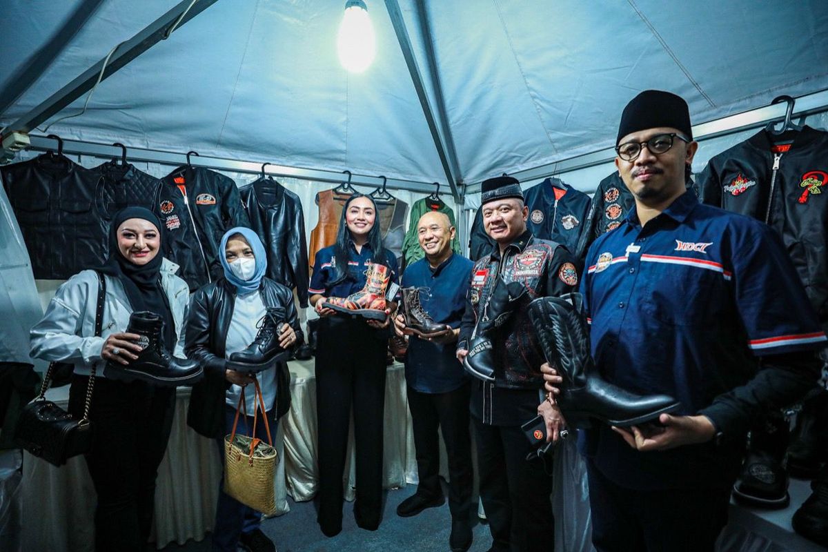 Menteri Koperasi dan Usaha Kecil Menengah (MenKopUKM) mengunjungi salah satu stand di acara Sumatera Bike Week HDCI 2022 di Bukittinggi, Sumatera Barat (Sumbar), Jumat (1/7/2022) malam.