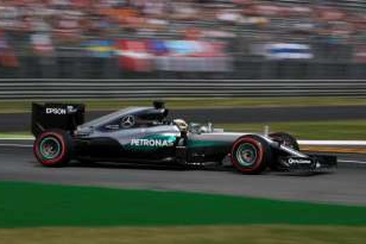 Pebalap Mercedes asal Inggris, Lewis Hamilton, memacu mobilnya pada sesi latihan ketiga GP Italia di Sirkuit Monza, Sabtu (3/9/2016).