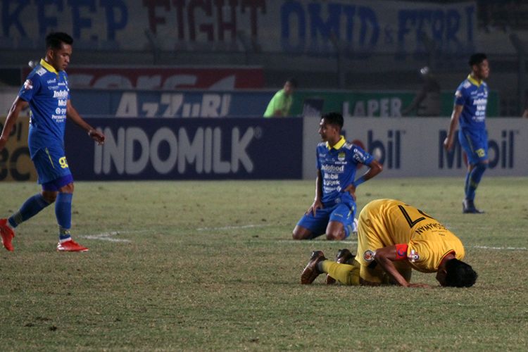 Kekecewaan para pemain Persib usai ditahan imbang Semen Padang 1-1, Rabu (18/9/2019). 
