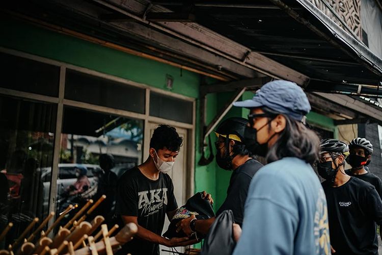 Komunitas pesepeda berikan bantuan kepada musisi dalam Collabonation Jogja Bersatu Bagi Berkah. 