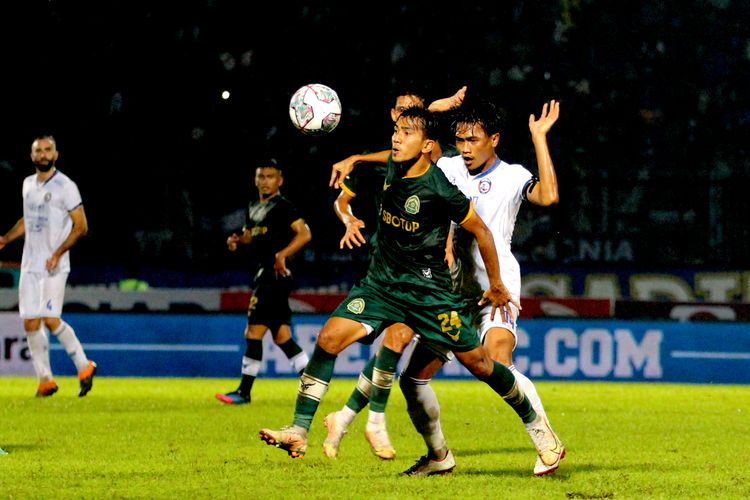 Pemain Persikabo 1973 Ryan Wiradinata dijaga ketat pemain Arema FC Jayus Hariono saat pertandingan terakhir babak penyisihan Grup D Piala Presiden 2022 yang berakhir dengan skor 0-1 di Stadion Kanjuruhan Kepanjen, Kabupaten Malang, Minggu (19/6/2022) malam.