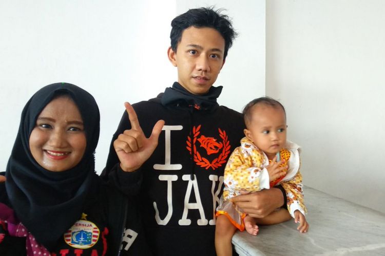 Neri dan Hermuyandi bersama anaknya yang masih berusia 14 bulan, Zahira, turut mengikuti pawai trofi Piala Presiden 2018 dari Gelora Bung Karno hingga ke Balai Kota DKI Jakarta, Minggu (18/2/2018).
