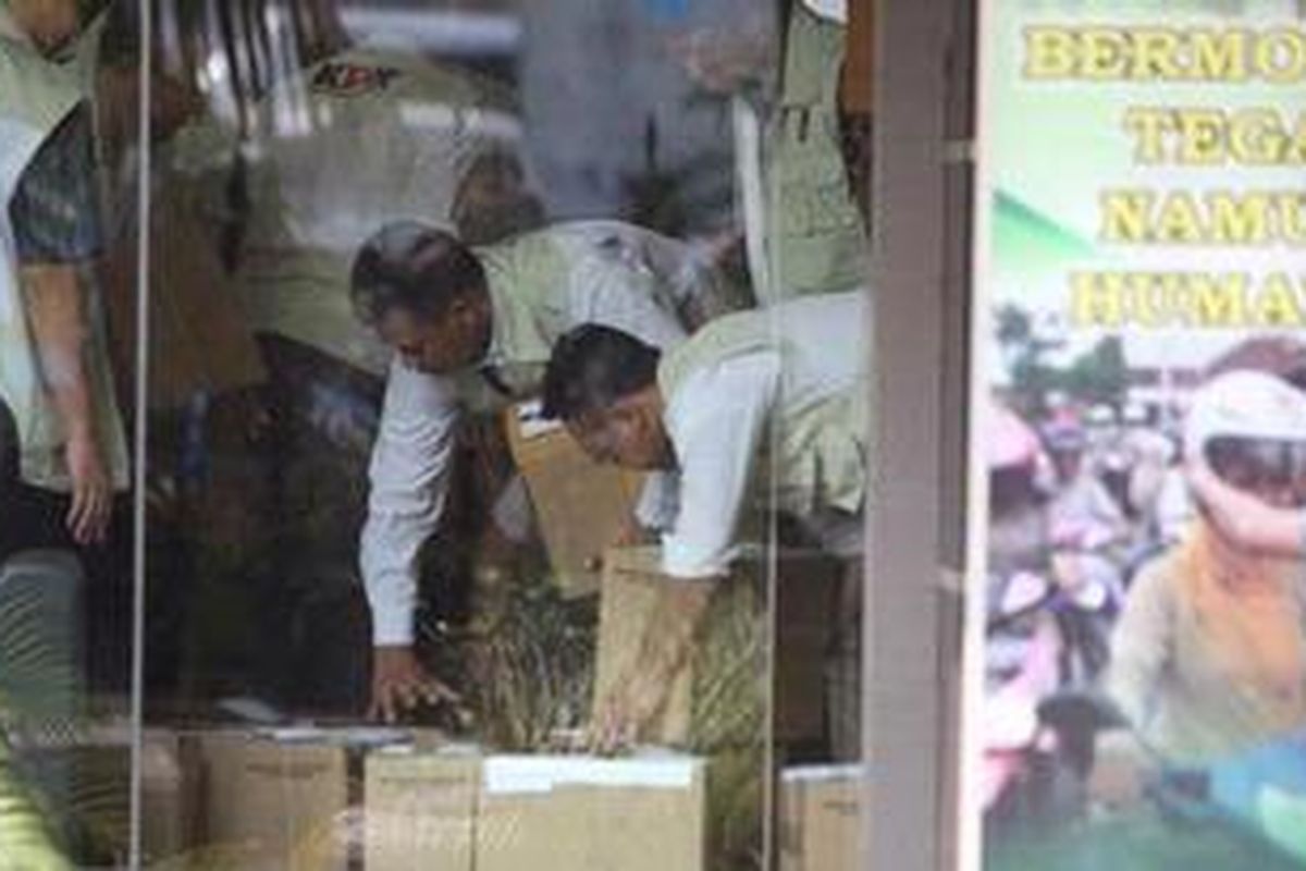 Ilustrasi: Penyidik KPK membawa barang bukti hasil penggeledahan di Markas Korps Lalu Lintas Kepolisian RI di Jalan MT Haryono, Jakarta, Selasa (31/7/2012). 