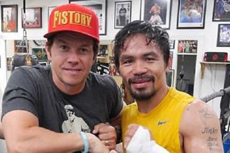 Manny Pacquiao (kanan) dan Mrak Wahlberg