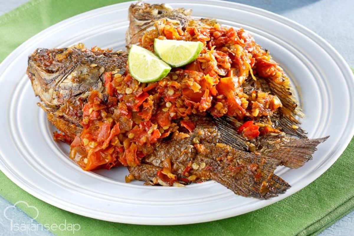 Ilustrasi ikan mujair penyet dengan sambal penyet.