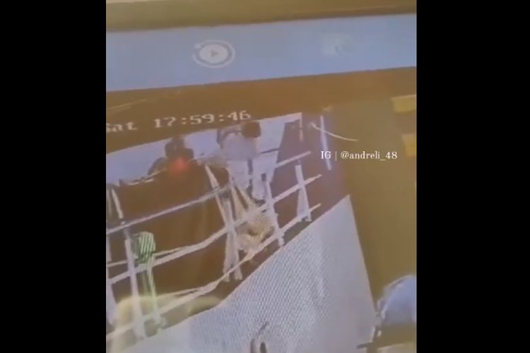 Wanita penumpang KMP Aceh Hebat 2 melompat ke laut.