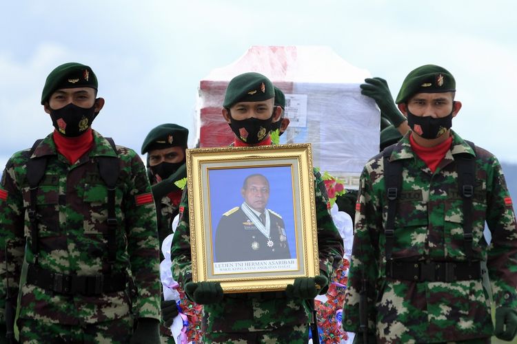 Prajurit TNI mengusung peti jenazah Wakil Kepala Staf TNI Angkatan Darat (Wakasad) Letnan Jenderal TNI Herman Asaribab setibanya di Bandara Theys Hiyo Eluay, Sentani, Jayapura, Papua, Selasa (15/12/2020). Wakasad Letjen TNI Herman Asaribab tutup usia saat mendapatkan perawatan medis di RSPAD dan  dimakamkan di Taman Makam Pahlawan Kusuma Trikora, Waena, Jayapura. ANTARA FOTO/Gusti Tanati/wpa/wsj.

