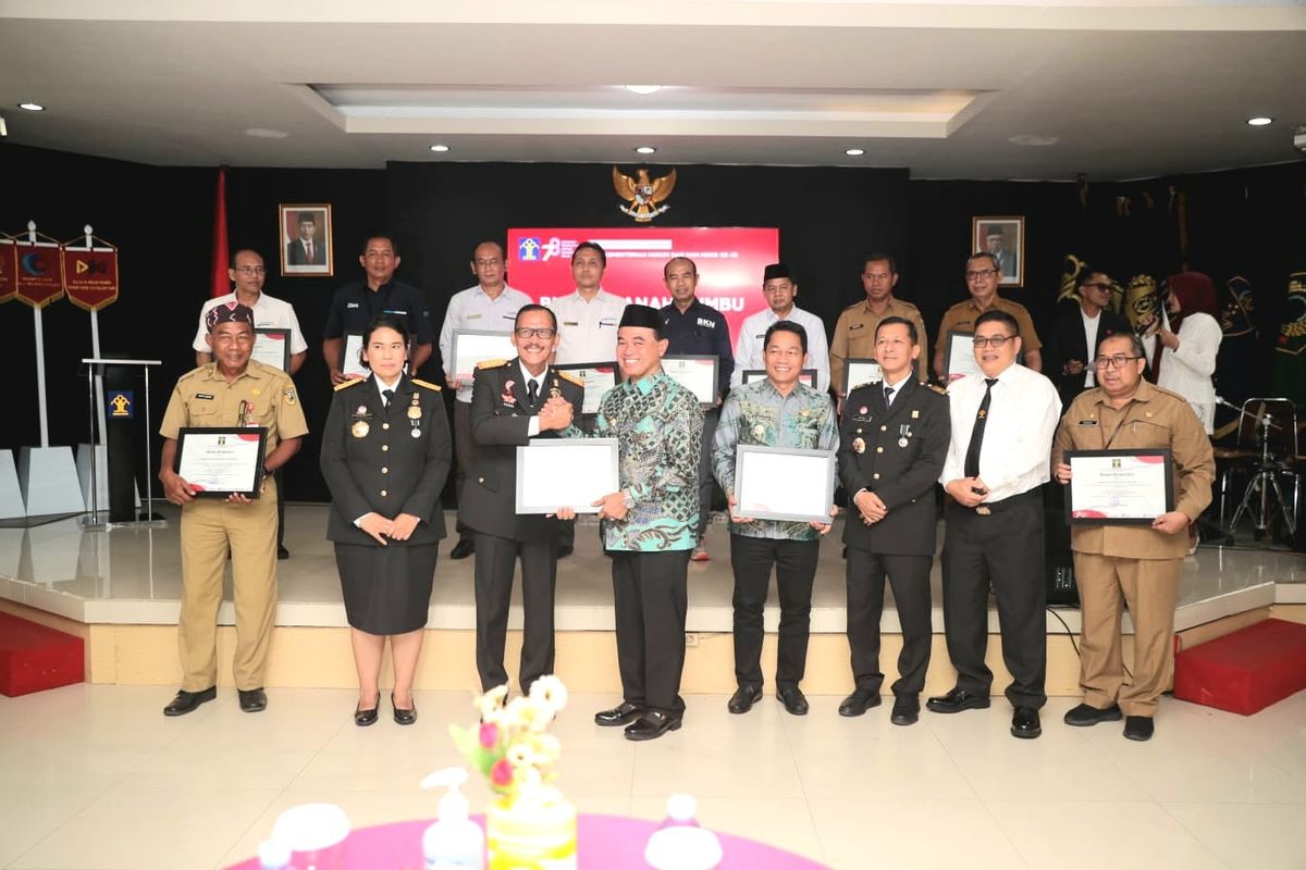 Bupati Tanah Bumbu Zairullah Azhar mengucapkan selamat Hari Lahir Kementerian Hukum dan Hak Asasi Manusia (Kemenkumham) ke-78 tahun.  Acara penyerahan penghargaan tersebut bertepatan dengan Hari Lahir Kemenkumham Ke-78 di Banjarmasin, Senin (21/8/2023).