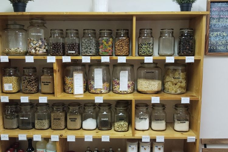 Suasana di Toko Nol Sampah di Jalan Raden Patah, Kota Bandung.